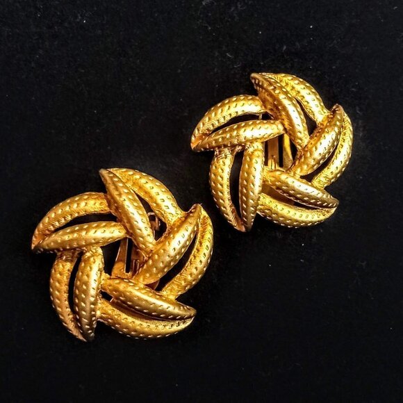 Vintage Erwin Pearl Gold Matte Clip Earrings - Picture 1 of 4